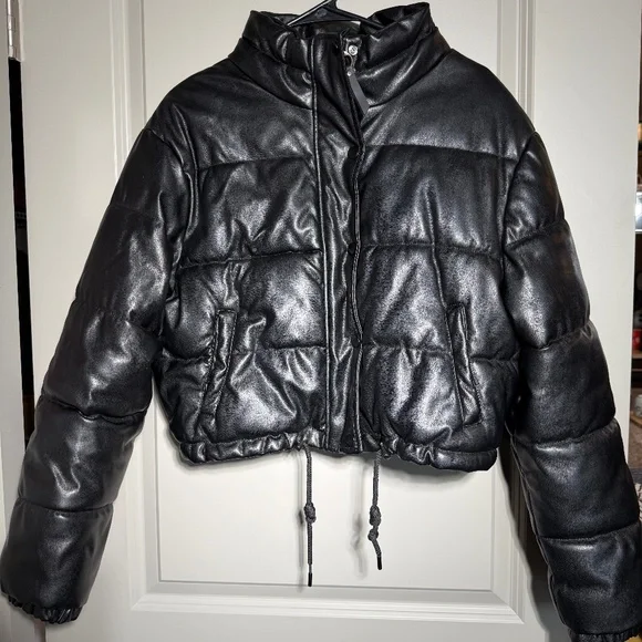 π₯ Love Tree Faux Leather Cropped Puffer Jacket β Size M β Black - Picture 1 of 4